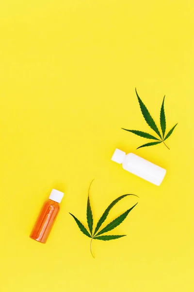 Cosméticos Base Cannabis Frasco Com Creme Gel Para Corpo Folhas — Fotografia de Stock