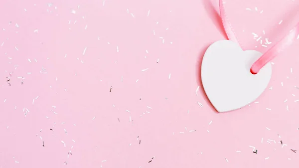 小さな白い心で休日の背景 バレンタインデー 誕生日のコンセプト バナー — ストック写真
