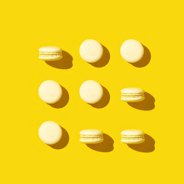 Regelmäßige Kreative Muster Von Leuchtend Gelben French Cookies Macarons Einfarbige — Stockfoto