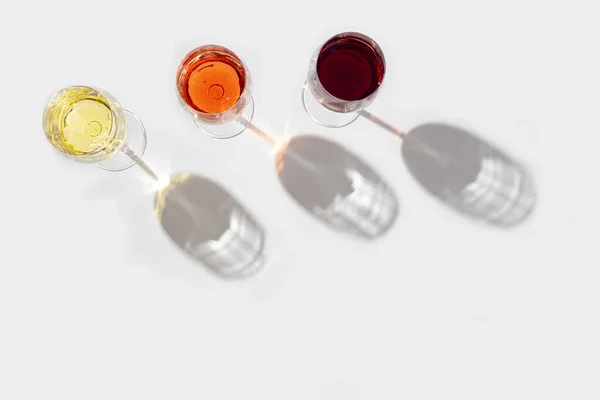 Rot Rosen Und Weißweinblick Sonnenlicht Sortierte Weine Glas Auf Weißem — Stockfoto