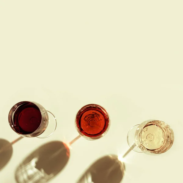 Gemischter Wein Glas Rot Rosen Und Weißweinoberseite Auf Hellem Hintergrund — Stockfoto