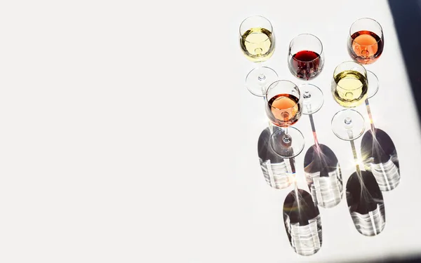 Rot Rosen Und Weißweinblick Sonnenlicht Sortierte Weine Glas Auf Weißem — Stockfoto