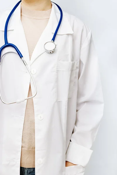 Lékař Zblízka Bílém Plášti Stetoskopem Zdravotní Péče Zdravotní Zázemí — Stock fotografie