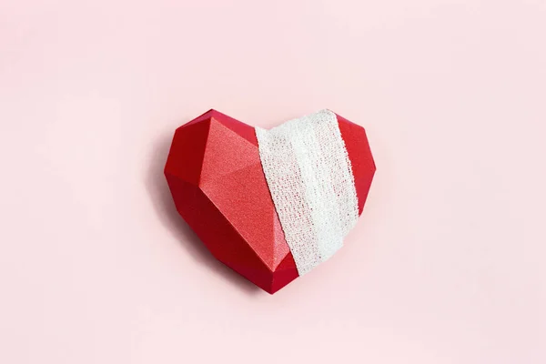 Top View Wounded Heart Red Bandaged Polygonal Paper Heart Pink — Stock Photo, Image