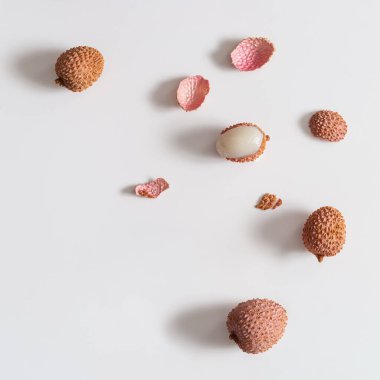 Gün ışığıyla birlikte taze Lychee meyvesi. Minimum meyve ve yaz konsepti. Üst görünüm