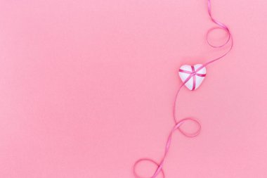 Sevgililer günü için tebrik kartı, doğum günü, kurdeleli kadınlar günü. Metin için kop alanı olan Pastel renk arkaplanı.