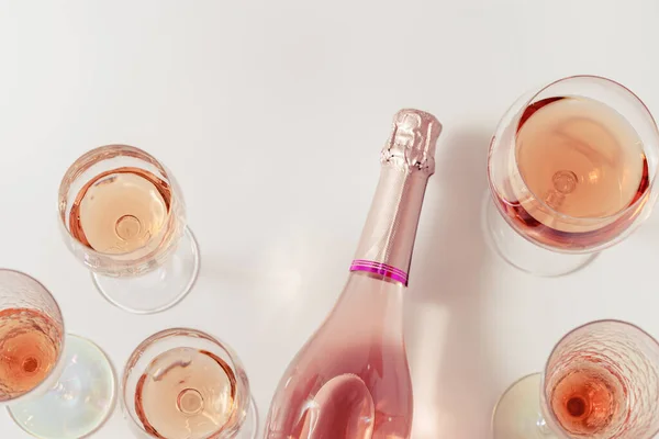 Viele Gläser Rosenwein Und Flasche Sekt Rosa Wein Draufsicht Leichtes — Stockfoto