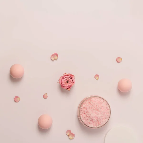 キャップとバラの花と瓶に海塩の香りをバラ 化粧品トップビュー トレンドピンクのパステルカラー 最小限のフラットレイアウト — ストック写真