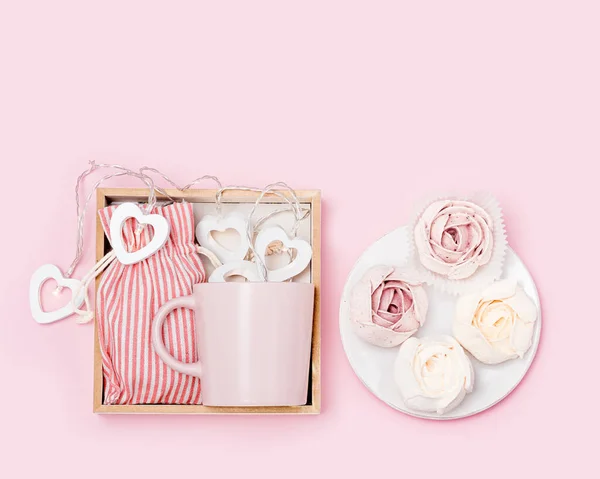 Kotak Hadiah Buatan Tangan Dengan Cangkir Merah Muda Marshmallow Dan — Stok Foto