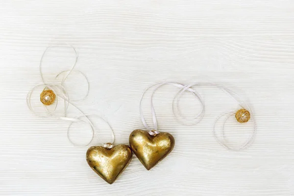 結婚式やバレンタインデーのための愛のロマンスの休日のコンセプト コピースペースと木の上にテープリボンと素敵な黄金の心 — ストック写真