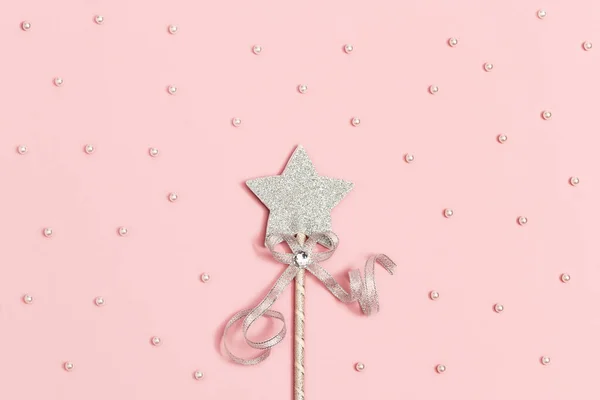 Varázspálca Fényes Ezüst Csillag Flitterekkel Puha Rózsaszín Háttérrel Fehér Gyöngyökkel — Stock Fotó