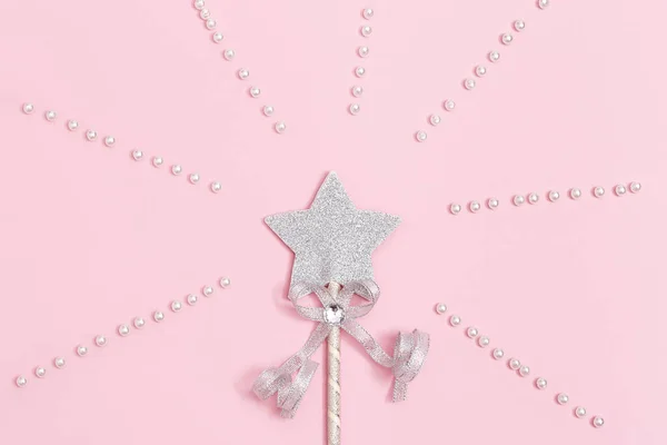 Ünnepi Dekoráció Fényes Ezüst Csillag Flitteres Puha Rózsaszín Háttér Fehér — Stock Fotó