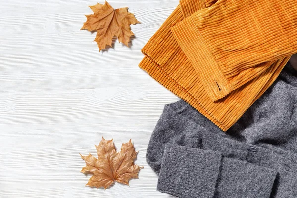 Женская Осенняя Одежда Тёплая Шерсть Серый Вязаный Свитер Оранжевые Брюки — стоковое фото