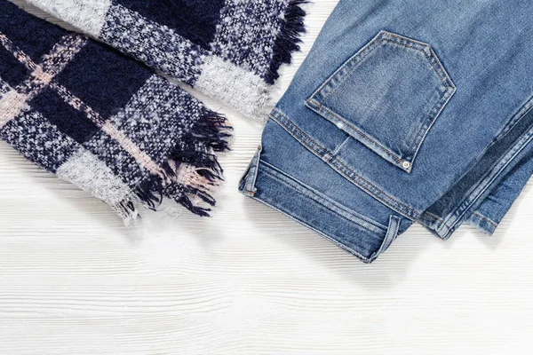 Höstbekväma Kläder Varm Mysig Scarf Blå Jeans Denim Vit Trä — Stockfoto