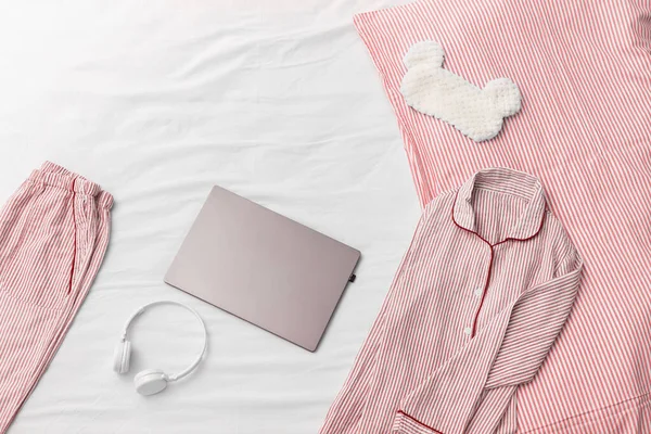 Pijama Rosa Confort Auriculares Cojín Mascarilla Para Dormir Mullida Sábanas —  Fotos de Stock