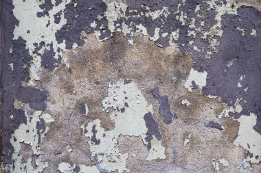 Eski bina duvarı, çatlaklarla kaplı, soyulmuş boyalar, yaşla dağılmış. Eski çimento yüzey arkaplanı.