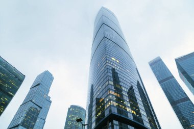 Modern şirket binaları mavi gökyüzüne karşı. Moskova 'daki yüksek binalar. İş merkezinin mavi renkli gökdelenleri.