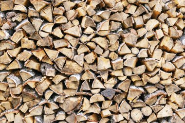Yakacak odun yığını. Yakacak odun tam olarak istiflenmiş. Ahşap odunların arka planı.