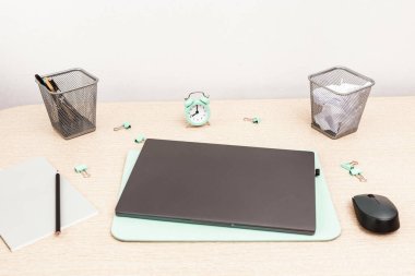 Çalışma alanı ve zaman yönetimi kavramı. Serbest çalışanların çalışma gününün başlangıcı. Karantina altında evden çalış. Dizüstü bilgisayar ve zaman monitörü, sabah 8 'de..