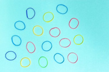 Sade arka planda birçok renkli elastik bantlar.