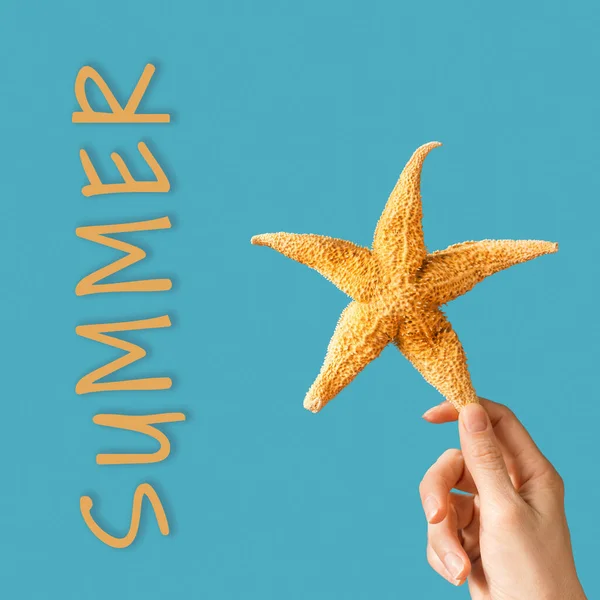 Starfish Mãos Mulher Lettering Verão Praia Relaxar Conceito Cartão Brilhante — Fotografia de Stock