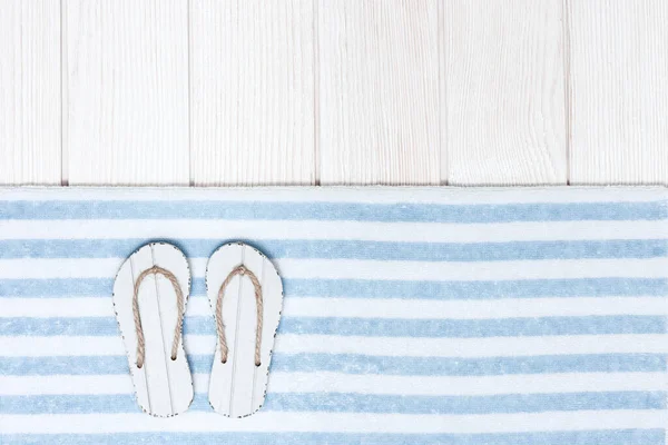 Accessori Spiaggia Scarpe Estive Infradito Asciugamano Cotone Con Strisce Blu — Foto Stock