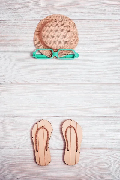 Composición Verano Zapatillas Playa Sombrero Amarillo Pajizo Gafas Sol Madera —  Fotos de Stock
