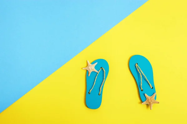 Pequeñas Estrellas Mar Zapatillas Playa Papel Brillante Color Azul Amarillo —  Fotos de Stock