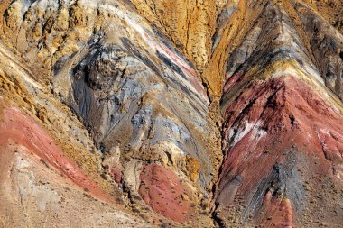 Kyzyl-Chin Mars 2 'nin renkli dağları, Altai Cumhuriyeti, Rusya' daki güzel renkli manzaralar. Renkli tepeler, doğa manzarası.