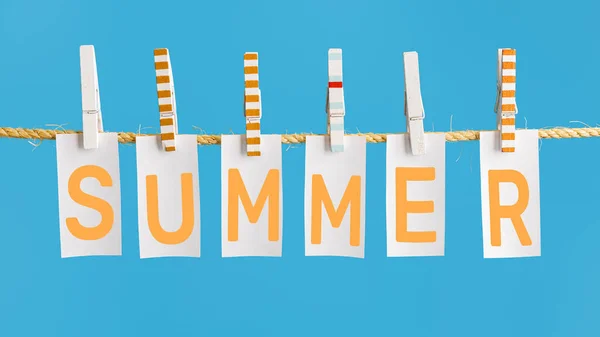 Sommerposter Mit Sommer Schriftzug Inschrift Auf Weißen Zetteln Die Mit — Stockfoto