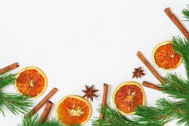 Baharatlar sıcak şarap, tarçın, anason, dilimlenmiş portakal için. Tatil yatağı.