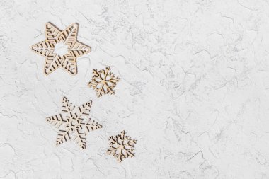 Oyulmuş kar taneleri. Yeni yılın kutlu olsun. Tahta kar taneleri ve mesaj için boş bir alan. Üst Manzara. Düz yatıyordu.