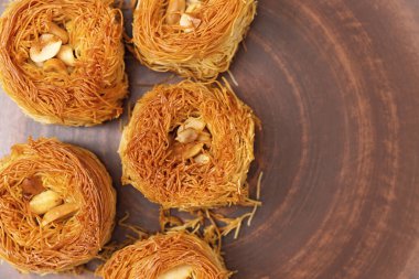 Doğulu kuş yuvası, ballı ve fındıklı. Lezzetli oryantal tatlı. Fotokopi alanına yakın..