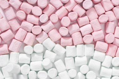 Pembe ve Beyaz Marşmelov. Pastel renkli tatlı. Tatlı yemek. Hediye çeki. Kış kutlaması. Üst görünüm.
