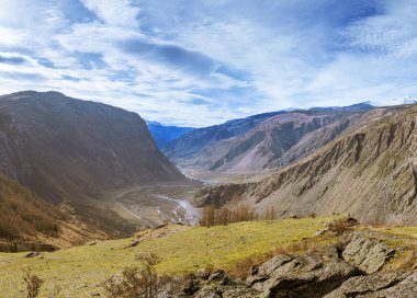 Altai Cumhuriyeti 'ndeki Chulyshman vadisi ile güzel bir manzara. Doğal çevre vadisi ve yüksek dağlar