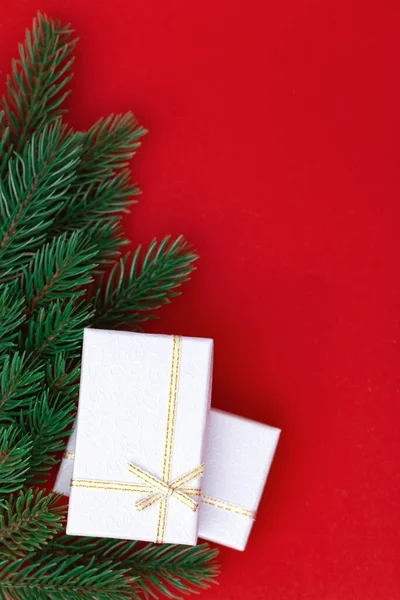 Cajas Regalo Color Plata Sobre Fondo Papel Rojo Sorpresa Navidad —  Fotos de Stock