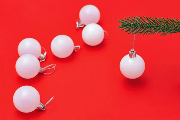 Sfera Vetro Bianco Natale Appesa Ramoscello Abete Con Sfondo Rosso — Foto Stock