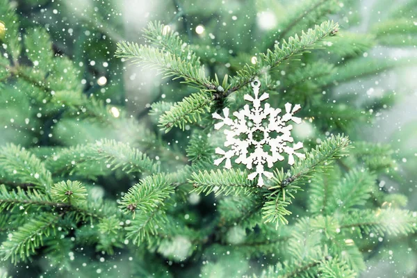 크리스마스의 장식은 크리스마스 트리에 내리는 모양의 장난감이다 소나무 — 스톡 사진