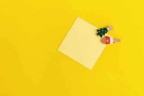 Žlutý Papír Poznámku Zdobené Vánoční Stromeček Prázdná Lepkavá Čtvercová Připomínka — Stock fotografie