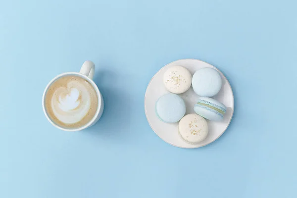 Kaffee Cappuccino Kunstschaum Großem Becher Und Weißem Teller Mit Leckeren — Stockfoto