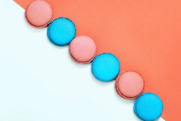 Heldere Kleurrijke Macarons Taarten Een Witte Achtergrond Met Kopieerruimte Gesorteerde — Stockfoto