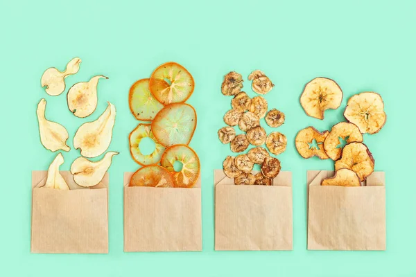 Gesunde Zwischenmahlzeit Mit Getrockneten Früchten Getrocknete Fruchtchips Von Apfel Banane — Stockfoto