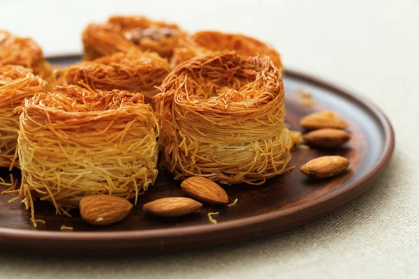 Traditionelle Orientalische Süßigkeiten Vogelnest Honigsirup Mit Nussfüllung Getränkt Köstliches Honig — Stockfoto