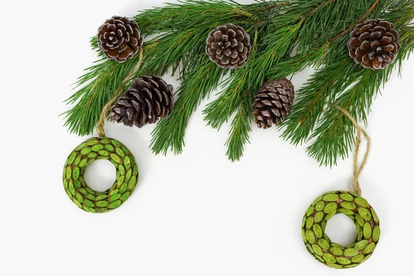 Kulaté Dřevěné Hračky Větvích Vánočního Stromku Bílém Pozadí Pozdrav Místem Royalty Free Stock Obrázky