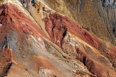 Kyzyl-Chin Mars 2 'nin renkli dağları, Altai Cumhuriyeti, Rusya' daki güzel renkli manzaralar. Renkli tepeler, doğa manzarası.