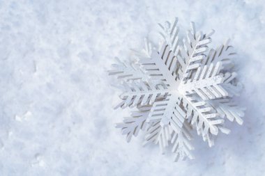 Mutlu Noeller ve mutlu yeni yıl tebrik kartları, üzerinde beyaz ahşap kar taneleri ve fotokopi alanı olan. Üst Görünüm. 