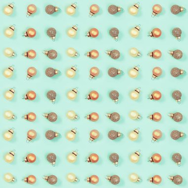 Kusursuz, düzenli, parlak, küçük noel topları ve parlak renkli kağıtlar. Kumaş üzerine baskı, ambalaj kağıdı.