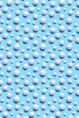 Beyaz yeni yıl kartoplarıyla yaratıcı desen. Mavi üzerinde bir sürü kartopu olan Noel tebrik kartı. Asgari biçim arkaplanı.