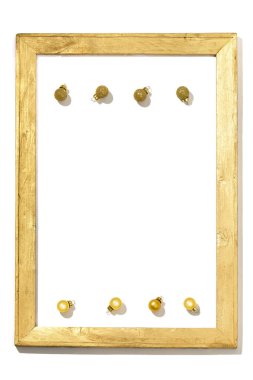 Küçük parlak noel topları altın renkli, beyaz arka planda yeni yıl çerçevesi. Tatil asgari sınır.