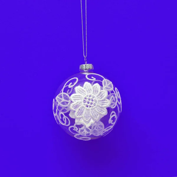 Kerstbal Met Witte Sneeuwvlok Ornament Blauwe Papieren Achtergrond Traditionele Vakantie — Stockfoto